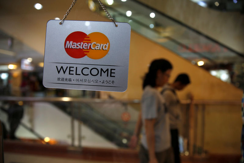 Mastercard lança plano global para reciclar cartões de crédito Por Reuters