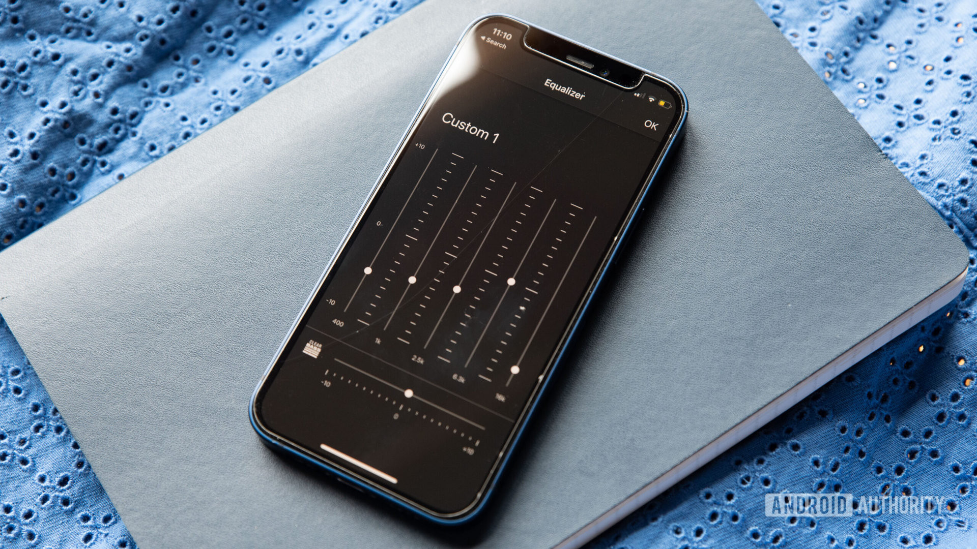 Um iPhone 12 mini exibe o equalizador personalizado do aplicativo Sony Headphones Connect.