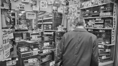 Um homem olhando a vitrine de uma loja de hi-fi em 1974
