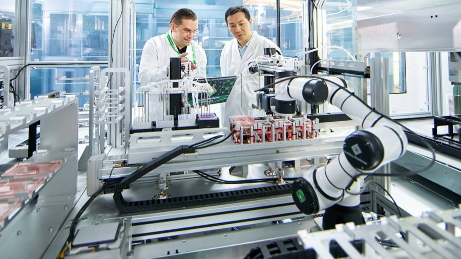 Biotech inicia testes em humanos de medicamento projetado por inteligência artificial