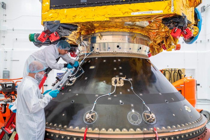 Euclid sendo protegido no foguete Falcon 9 da SpaceX antes de seu lançamento planejado no sábado