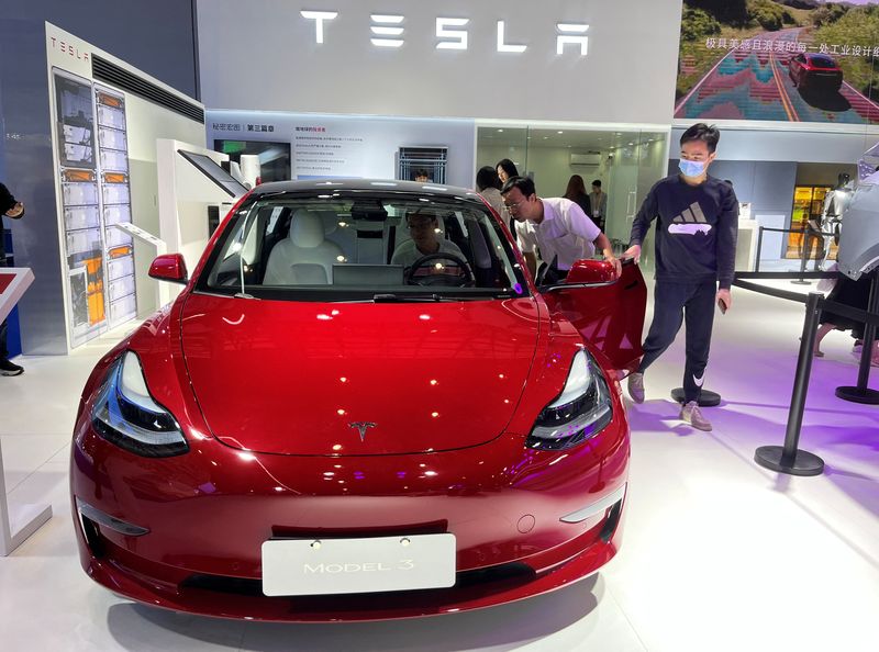 Tesla entrega surpresa, China vai devagar